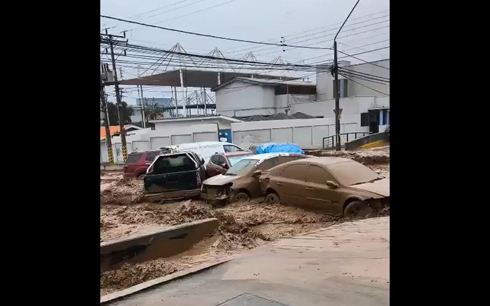 Aluvión arrastró autos por las calles de Tocopilla