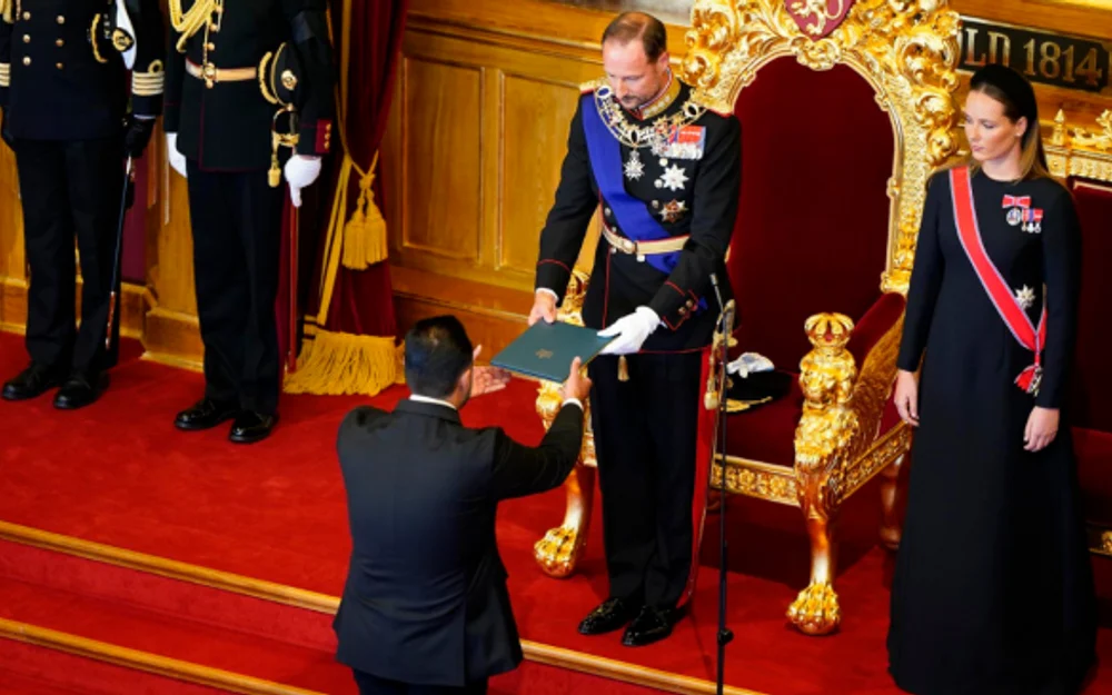 La ambivalente jornada de Noruega: Mientras Haakon VIII jura como rey, cientos velan a Harald V