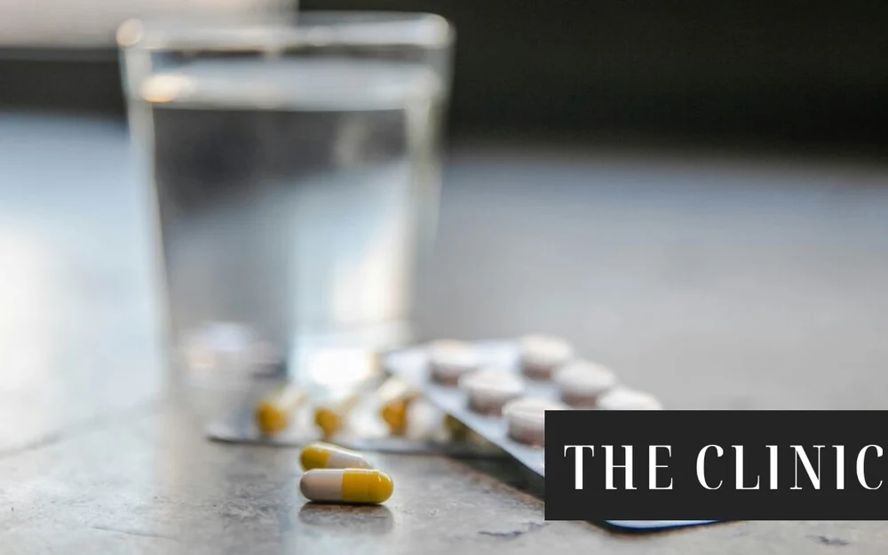 ¿Agua, café, jugo o alcohol? La bebida con la que tomas tus medicamentos podría estar alterando sus efectos