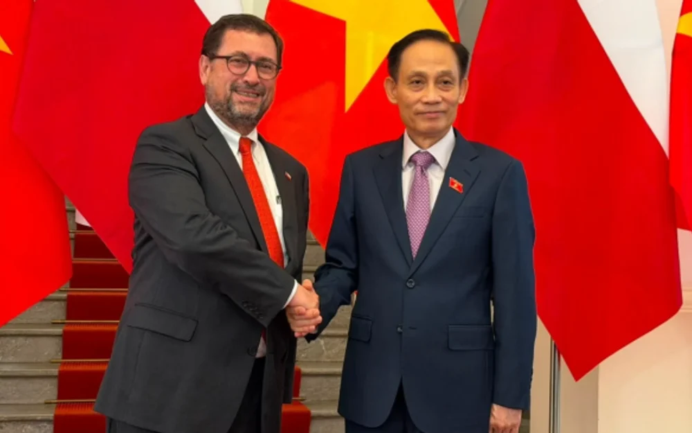 Canciller viajó a Vietnam y se reunió con su homólogo para "avanzar en una alianza más integral"