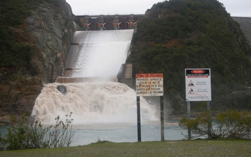 Embalse Colbún abrió sus compuertas de vertimiento ante pronóstico de lluvias