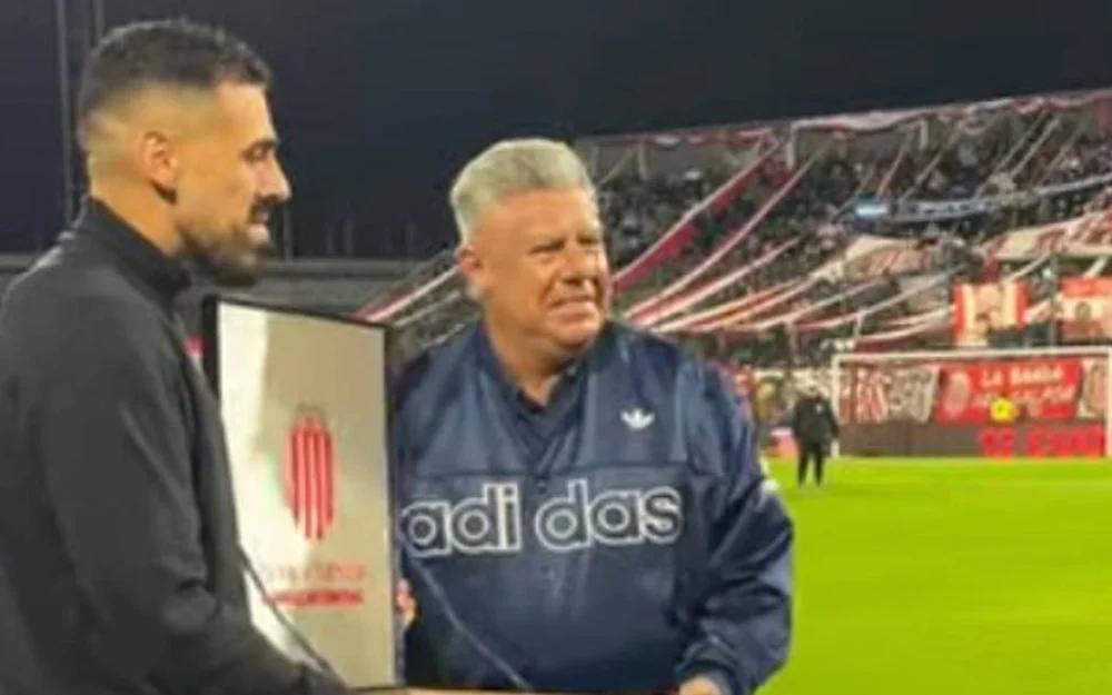 [VIDEO] "Chiqui" Tapia fue premiado en Barracas en la noche en que fallaron las nuevas luces