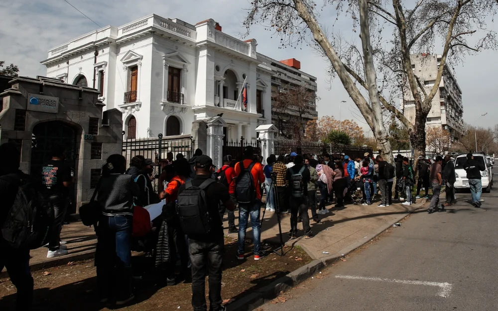 Ciudadanos haitianos protestan frente a embajada en Santiago: acusan cobro irregular de certificado