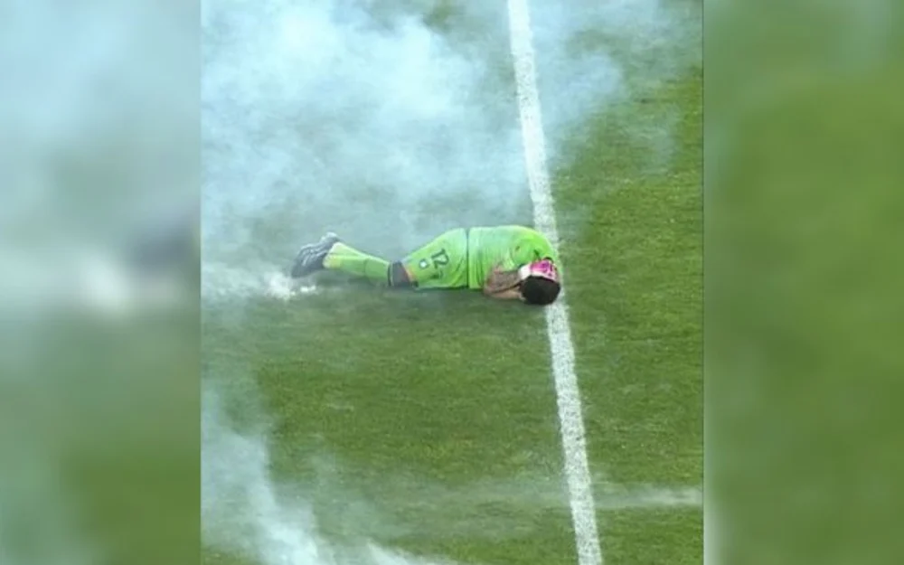 Christian Bravo fue trasladado a un centro asistencial por bomba de estruendo en el Coquimbo-Huachipato