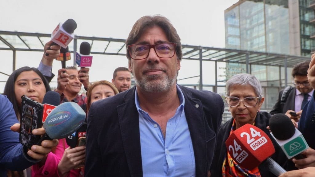 Jadue niega violar arresto domiciliario alegando fallo del timbre