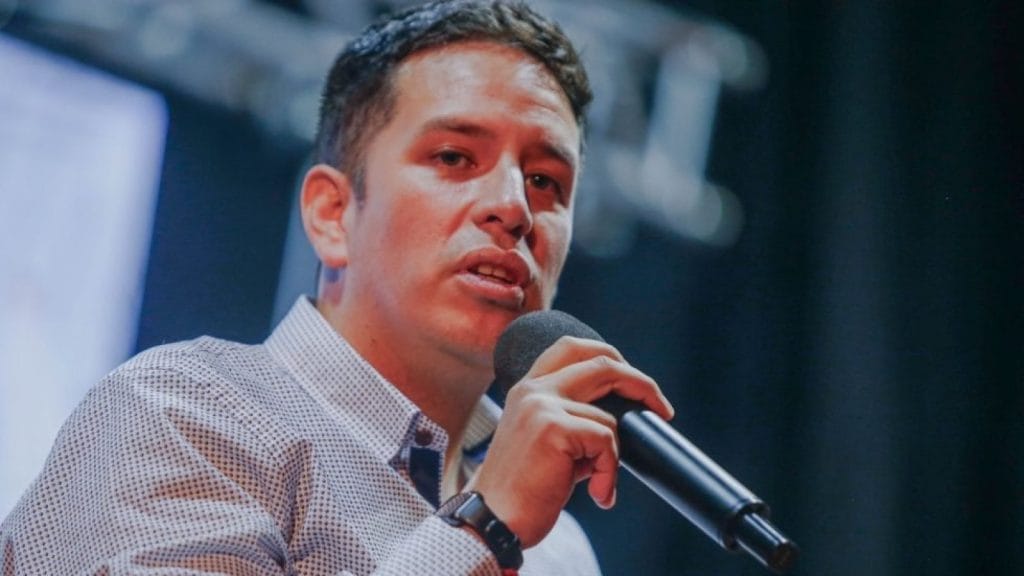 Matías Toledo apoya aumento salarial para empleados de Puente Alto