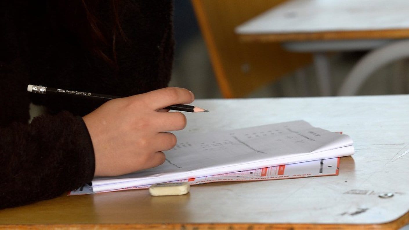 PAES 2024: Solo 2 colegios públicos entre los 100 mejores