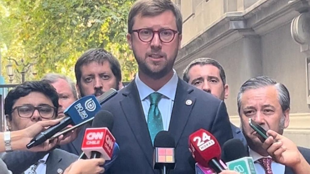 Republicanos buscan destituir a senadora Allende por compra de casa presidencial