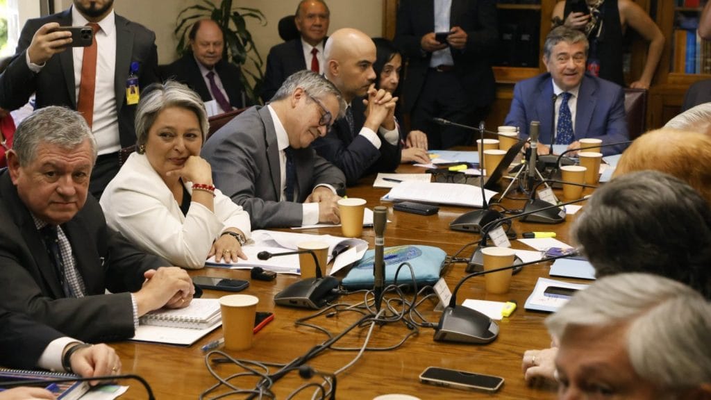 Senado y Gobierno alcanzan consenso clave sobre reforma de pensiones en Chile