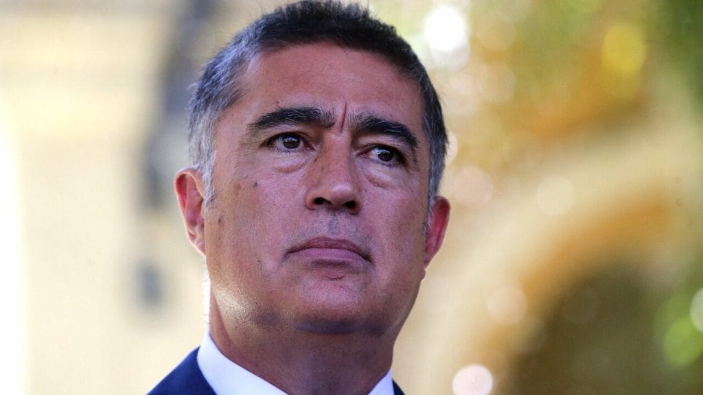 Desbordes fija plazo para eliminar el comercio ilegal en Santiago