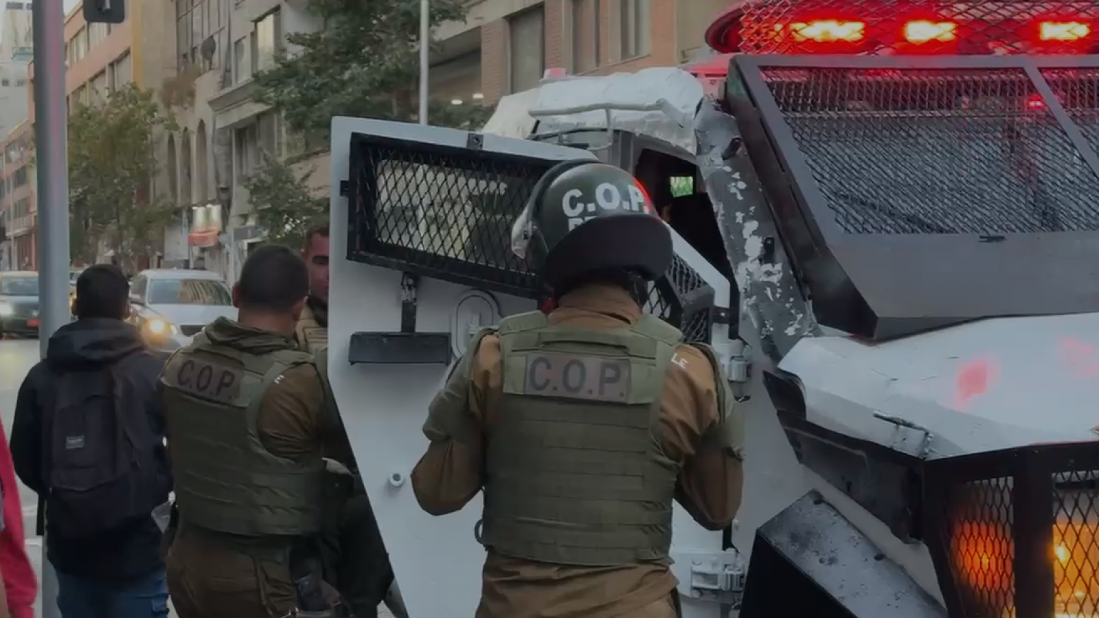 noticia chile hoy - Alumna es detenida tras manifestaciones en pleno centro de Santiago
