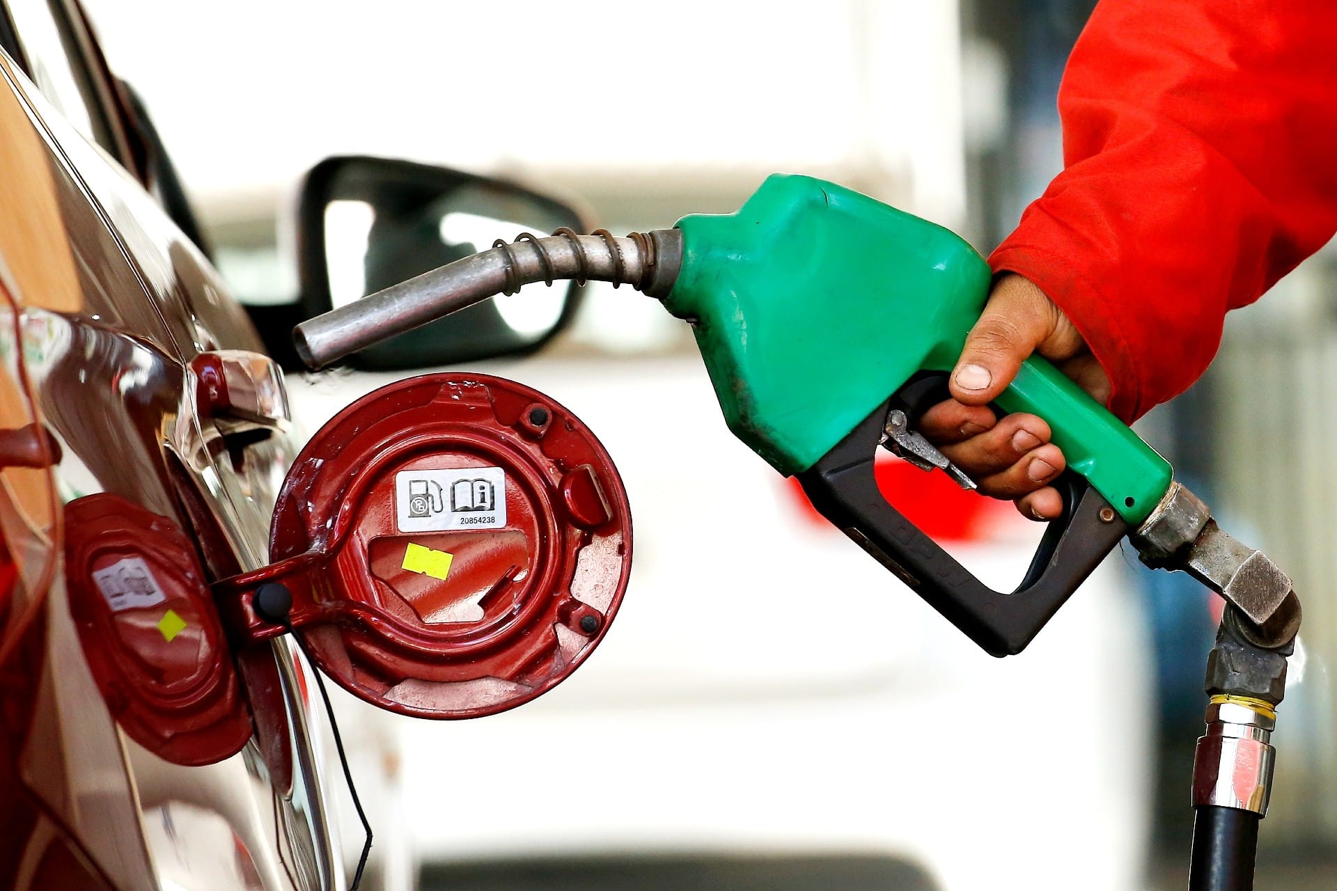 Anuncian fuerte caída en el precio de los combustibles para la próxima semana