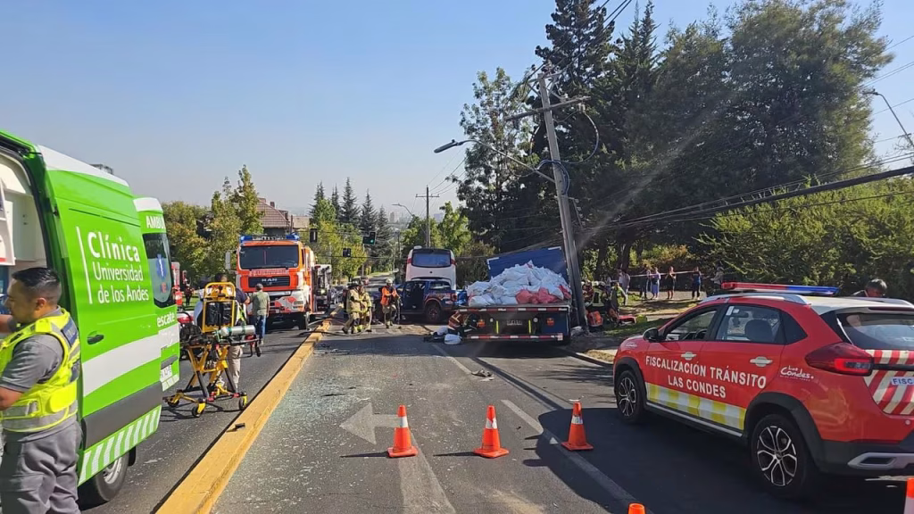 Choque múltiple en Las Condes: seis autos y siete heridos