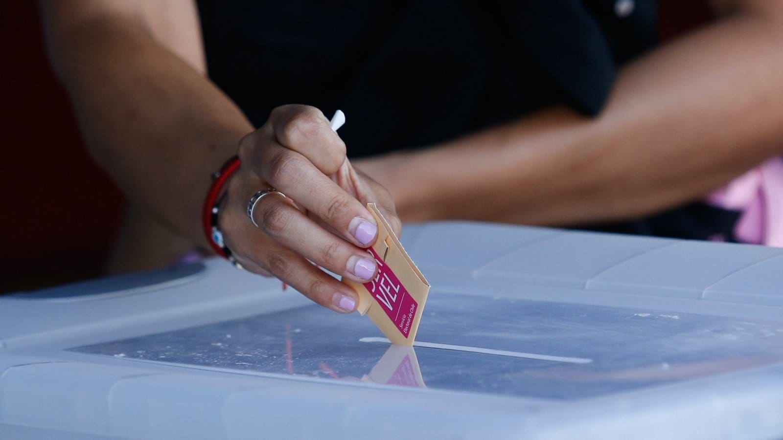 Comisión del Senado rechaza indicaciones del Gobierno que limitaban voto extranjero