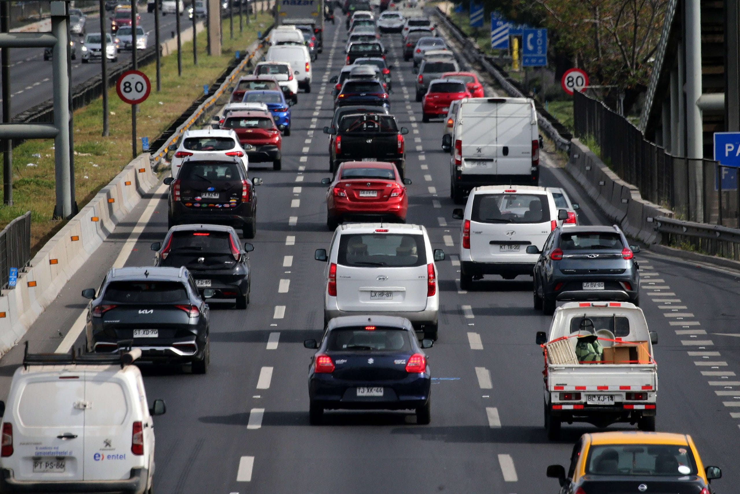 Contenedor de basura cae desde un camión en Quilicura y genera gran congestión en la Ruta 5