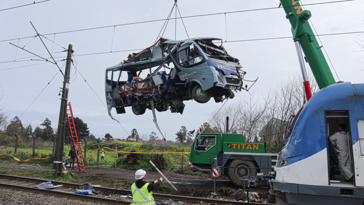 Fiscalía exige 26 años para chofer tras fatal choque bus-tren en 2023