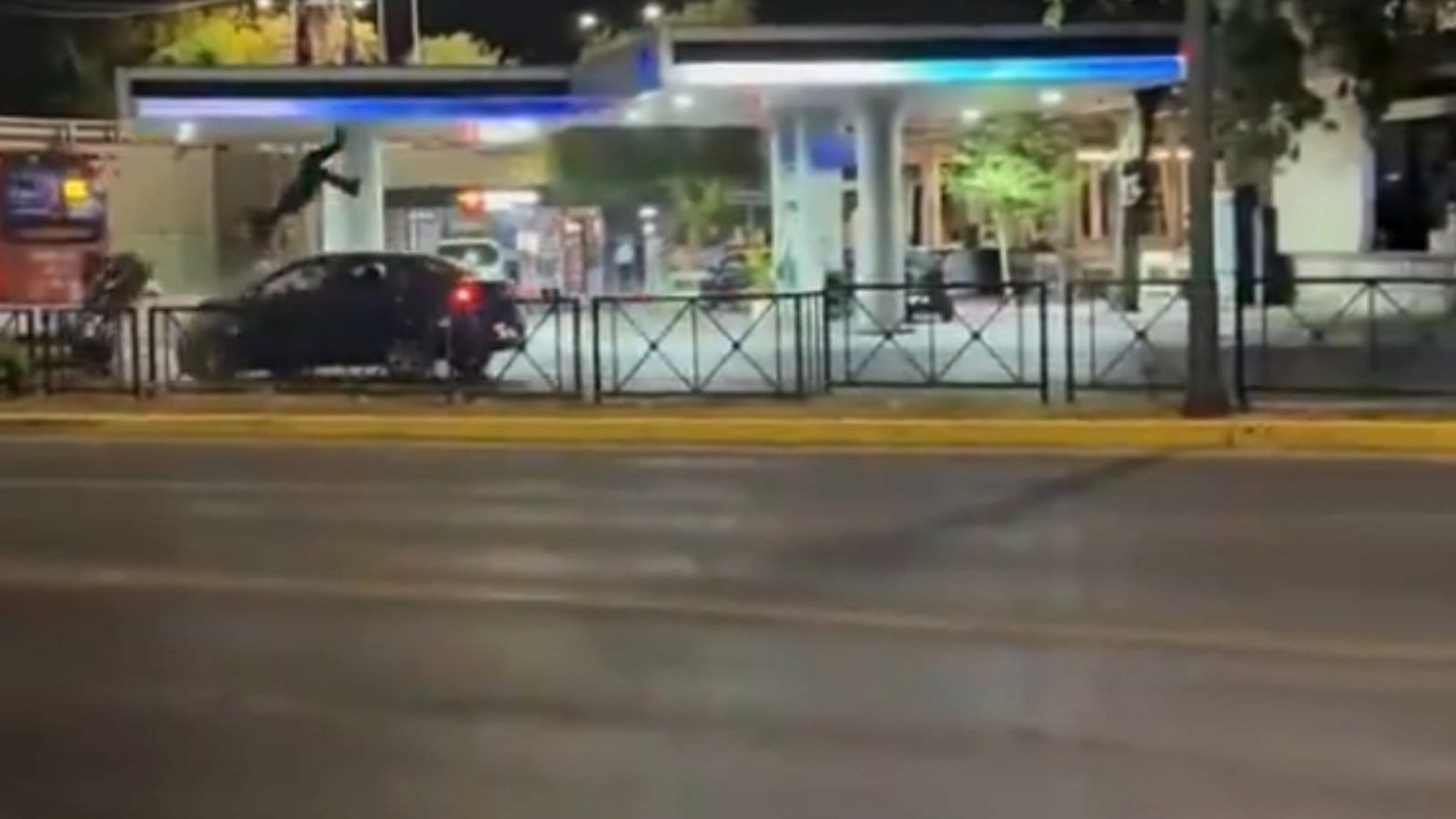 Motorista en Providencia - Huía de Carabineros: motorista iba contra el tránsito y salió eyectado tras violento choque