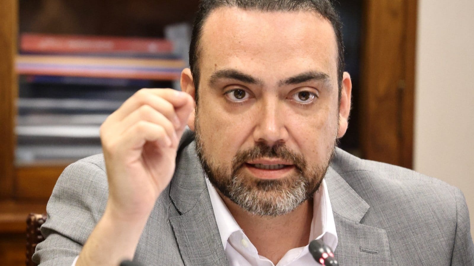 Senador Karim Bianchi busca patrocinios para lanzar candidatura presidencial