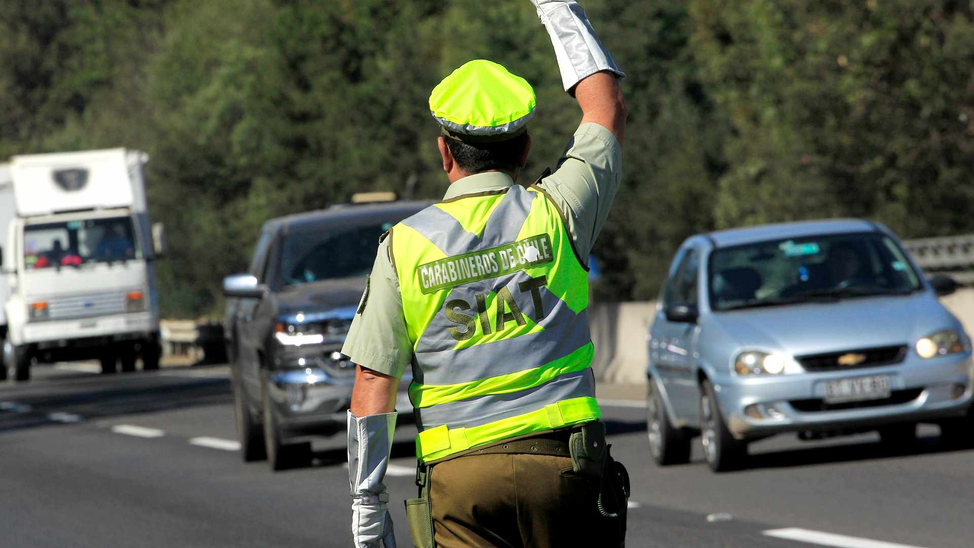 Volcamiento de camión terminó con cajas de uvas esparcidas en plena Autopista Vespucio Norte