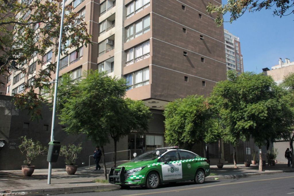 Investigación en Marcha: Misteriosa Caída de Mujer en Santiago