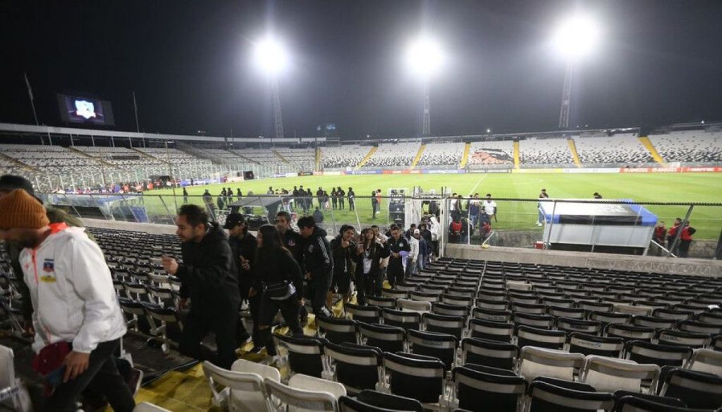 ¡Tormenta en el Monumental! Colo Colo en la Cuerda Floja: Conmebol Amenaza Castigo Severo