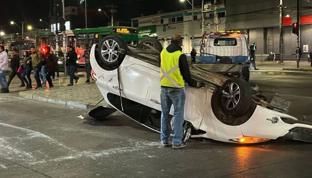 Conductor en Estado de Ebriedad Vuelca Vehículo en Plaza de Maipú