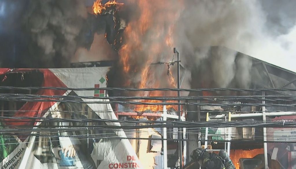 Incendio en Ferretería de San Miguel Desata Alarma en la Comuna