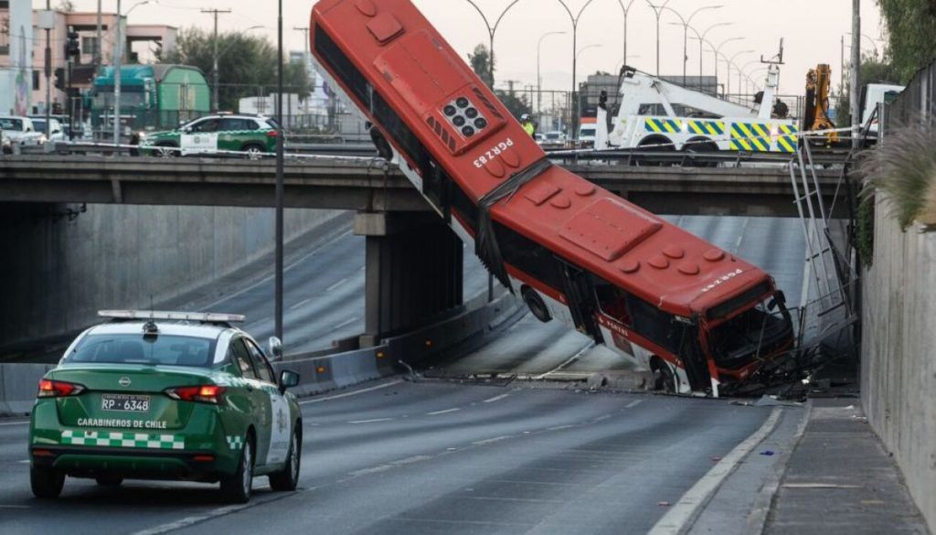 Detalles de la Caída Estruendosa de un Bus en Autopista Central