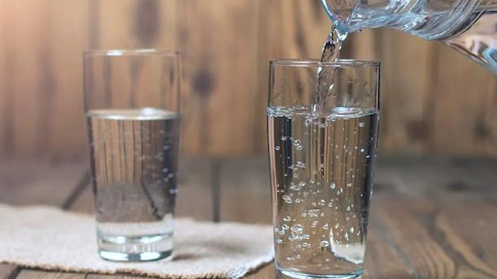 Avanza Ley del Vaso de Agua: Agua Gratis Obligatoria en Restaurantes