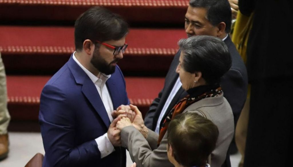 Presidente Boric Respalda la Integridad de Isabel Allende tras Destitución