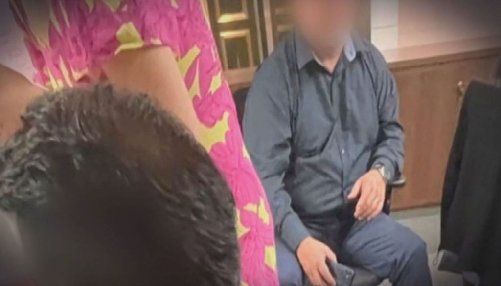 Infracción en CDE: Abogada Grabada en Escondidas por Compañero Laboral