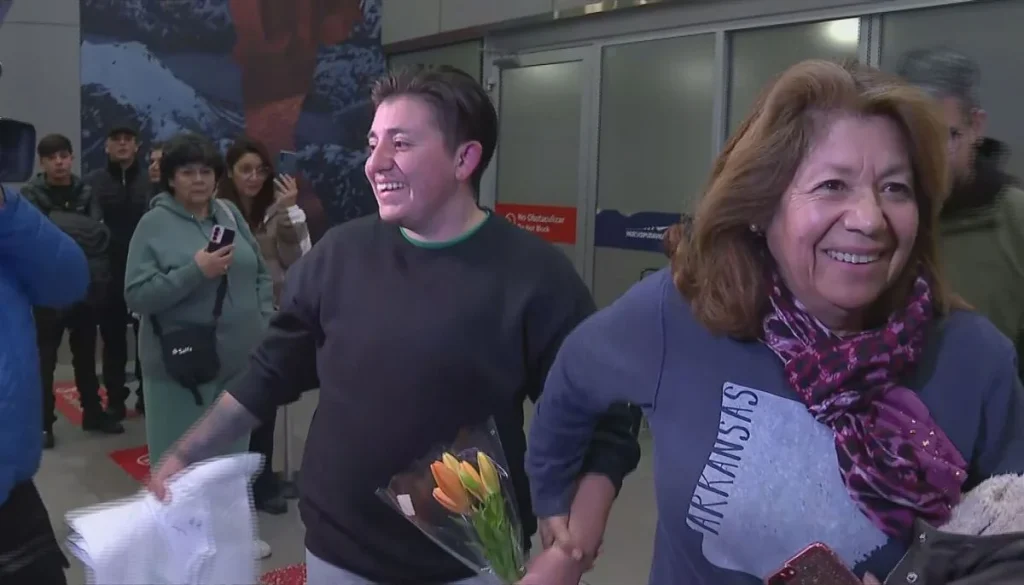 Reencuentro Emotivo de Chileno Deportado desde EE.UU. Con Familia