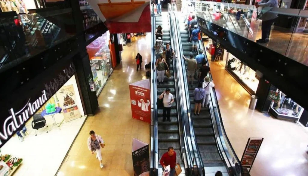 Horarios de Atención en Malls para el Feriado del 21 de Mayo 2025