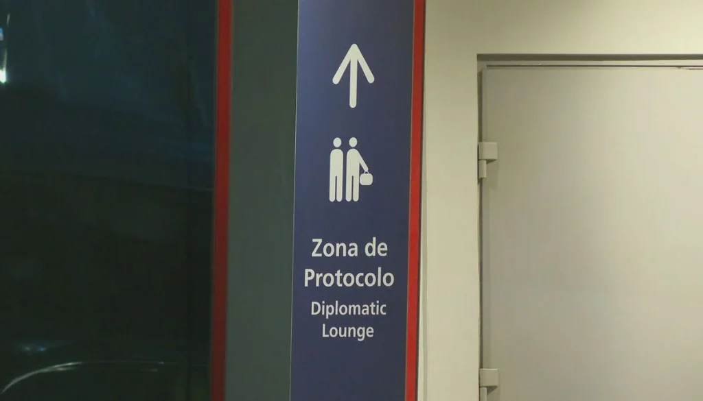 Chilenos Deportados desde EE.UU. Llegan al Aeropuerto de Santiago