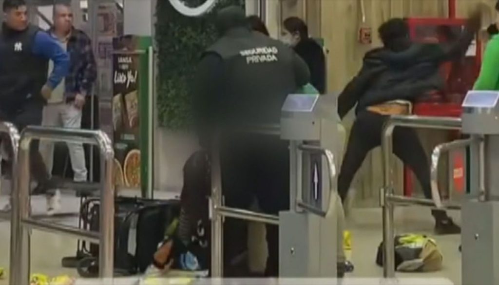 Violenta Pelea en Supermercado Jumbo Deja a Niño Atrapado