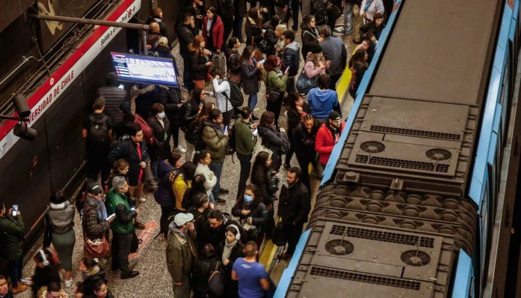 Usuarios Indignados por Retrasos en el Metro de Santiago