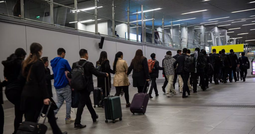 Chile deporta a 86 extranjeros en vuelo chárter