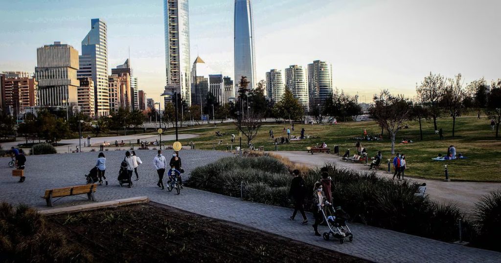 Sueldos en Santiago: Comparativa Global en 2025
