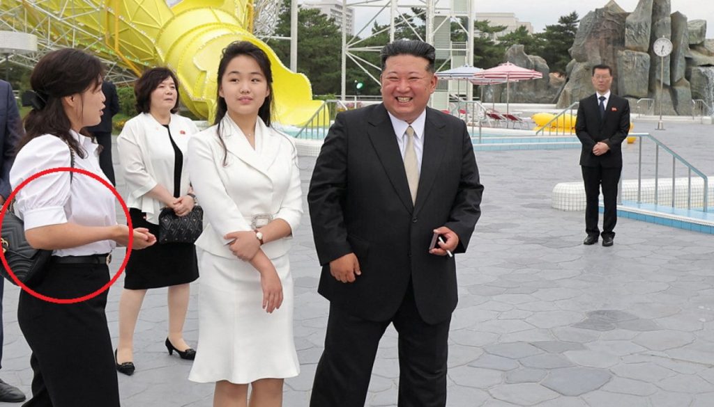Ri Sol-ju sorprende con bolso Gucci en Corea del Norte