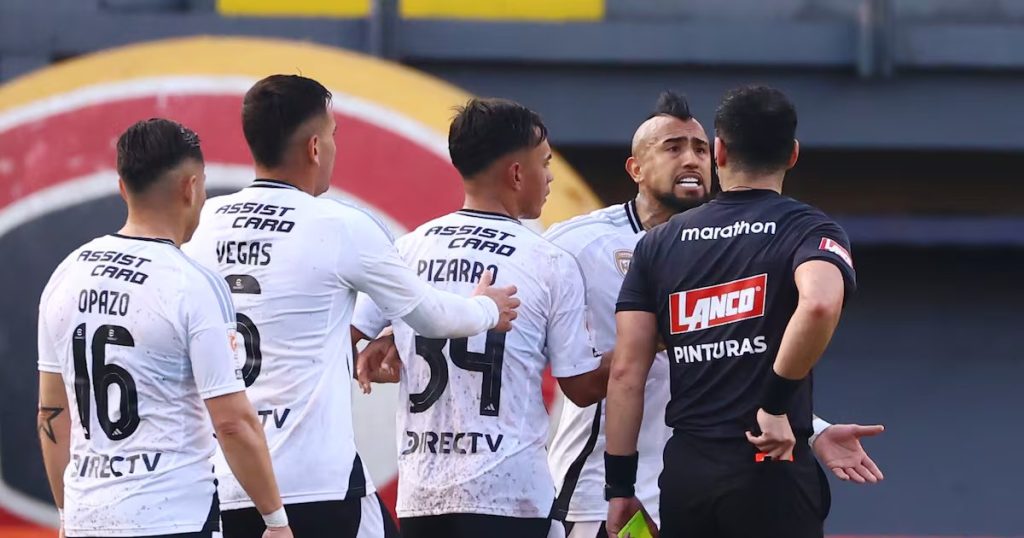 Arturo Vidal enfrenta posible sanción por expulsión en clásicos