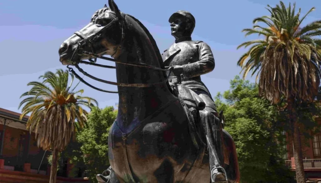 Baquedano Regresa a Plaza Italia Junto a Gabriela Mistral