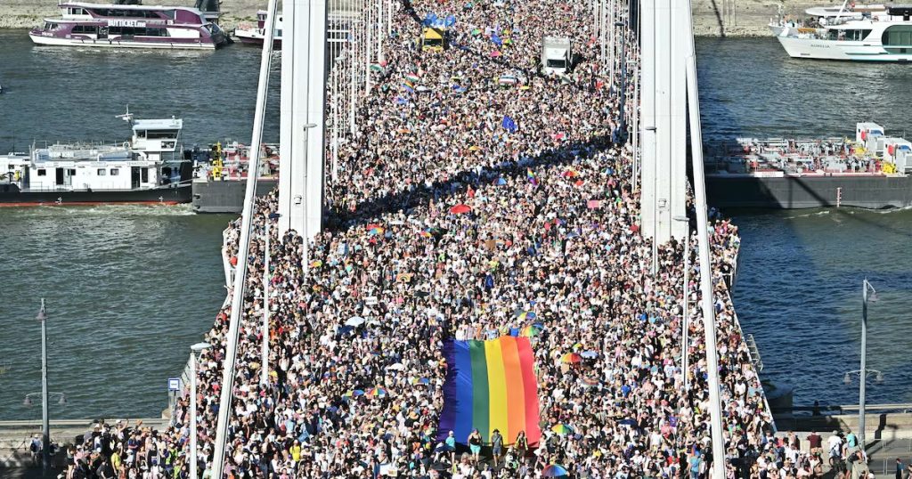 Desafiante Marcha del Orgullo 2025 reúne a 140 mil asistentes en Budapest