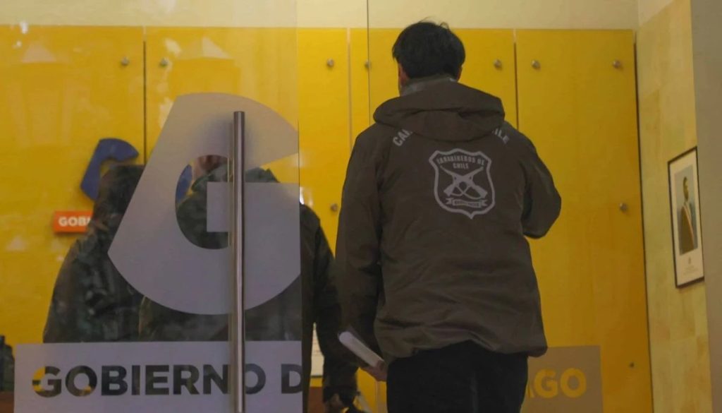 Funcionarios del GORE Metropolitano entregan equipos incautados