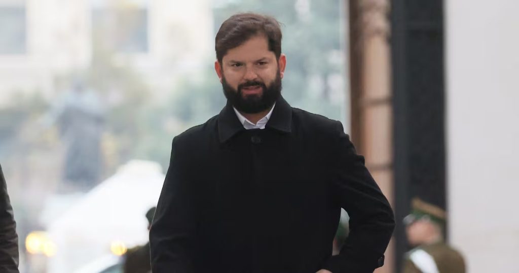 Presidente Boric espera nacimiento de su hija Violeta en Santiago