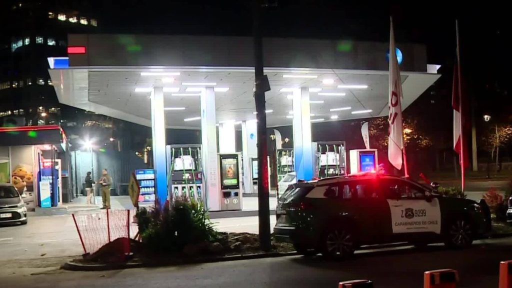 Impactante asalto nocturno en bencinera de Providencia