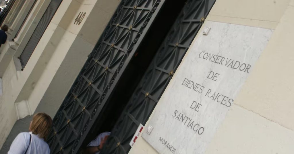 Conservador de Santiago deberá indemnizar con 335 millones de pesos