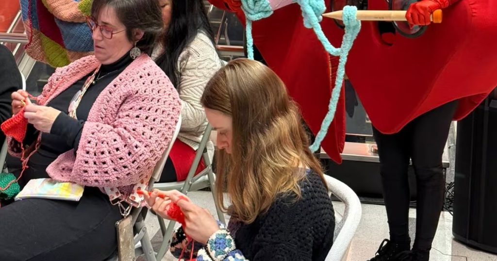 Tejedores de Chile Se Unen para Crear Rombos Gigantes