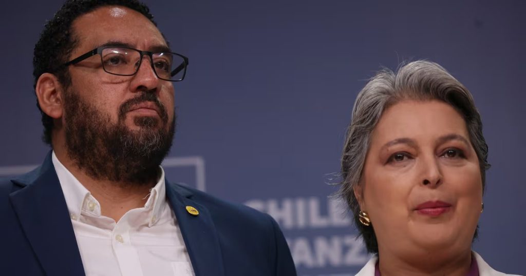 Cataldo Responde a Críticas por Su Continuidad en Educación