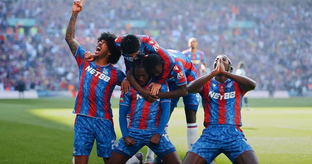 Crystal Palace relegado a la Conference League por la UEFA.