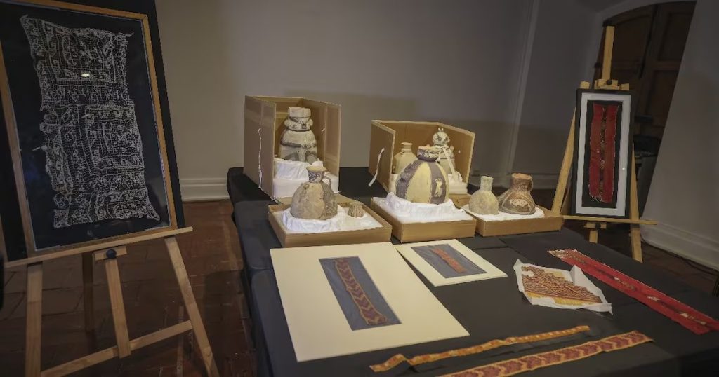 Chile restituye 19 tesoros arqueológicos al Perú